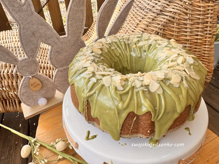 Szybka babka kakaowa z polewą pistacjową