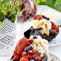 Lody z owocami w czekoladowych miseczkach