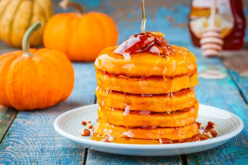 Pancakes z miodem i orzechami