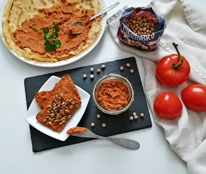 Wegańska pasta z ciecierzycy i suszonych pomidorów