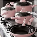Różowy zestaw garnków