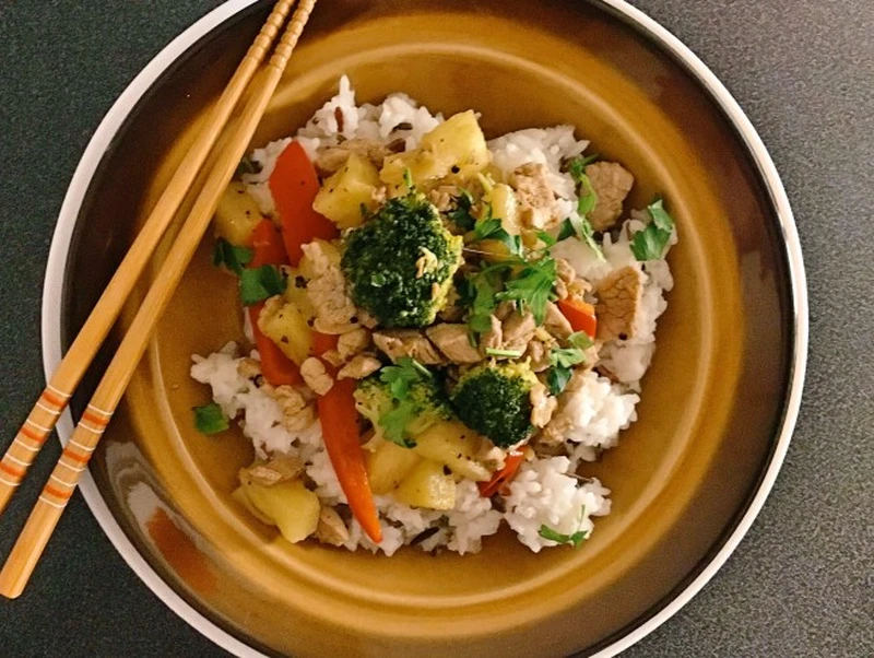 Stir fry ze świeżym ananasem