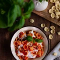 Orecchiette z pomidorami i burratą
