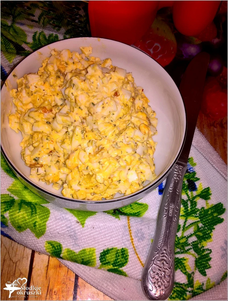 Pasta jajeczna z serem, prażoną cebulką i przyprawami