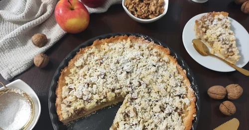Tarta z jabłkami, orzechami i kruszonką.