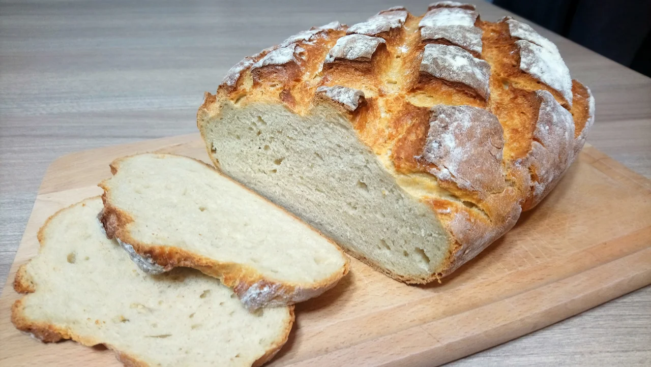 Domowy chleb z chrupiącą skórką na maślance