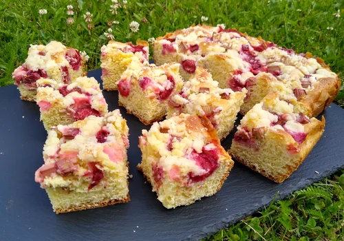 Drożdżówka z truskawkami i rabarbarem