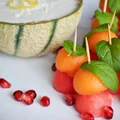 Żołnierzyki z arbuza, melona i mięty z dipem kokosowo-limonkowym