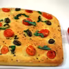 Focaccia z oliwkami i pomidorami
