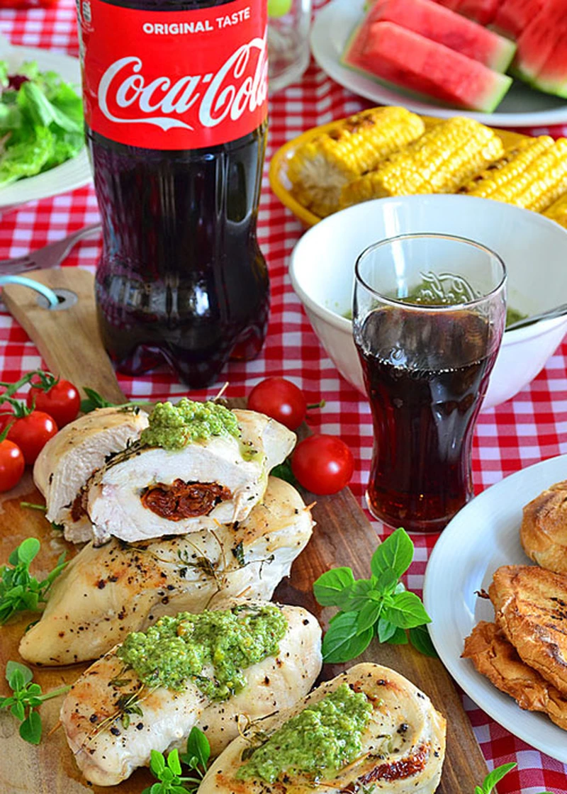 Piersi z kurczaka z grilla faszerowane suszonymi pomidorami i serem pleśniowym podane z pesto pistac