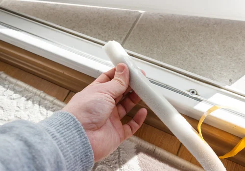 Włożyłam wałek uszczelniający pod drzwi. Mąż był sceptyczny, dopóki rachunki nie spadły!