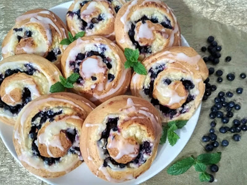 Drożdżówki z twarogiem, jagodami i miętowym lukrem