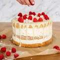 Tort kokosowy z białą czekoladą i malinową żelką - przepis Marty