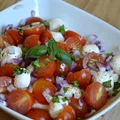 Sałatka Caprese z cebulką - idealna do grilla