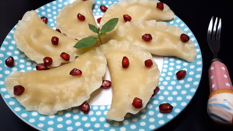 PIEROGI Z TWAROGIEM I JABŁKAMI