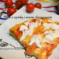 Pizza z szynką i sosem chrzanowym