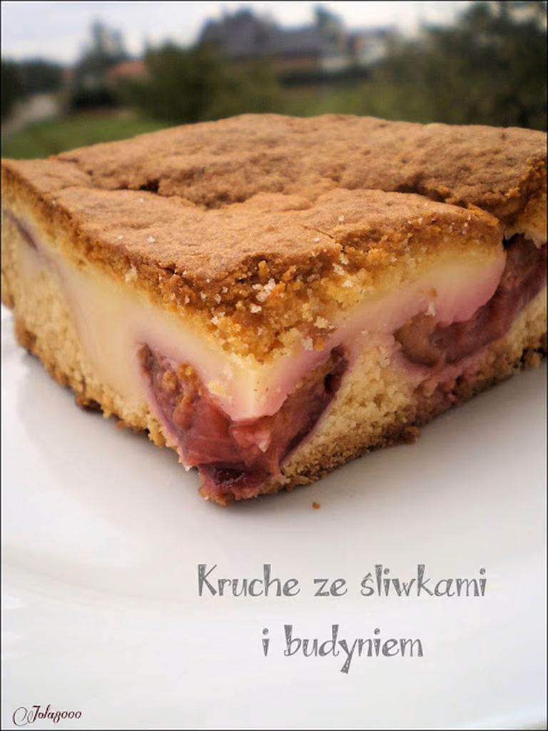 Kruche ciasto ze śliwkami i budyniem