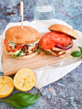 Vege burgery z serem halloumi i sosem bazyliowym