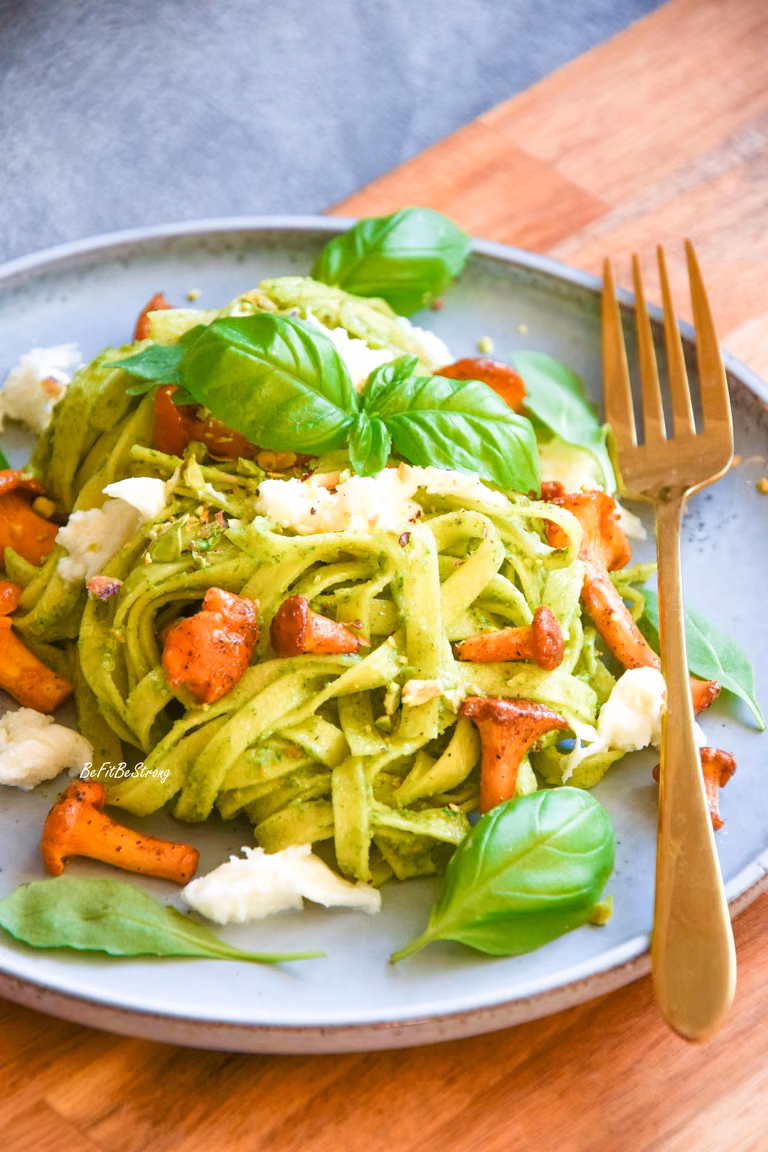 Makaron z pesto z rukoli i pistacji z kurkami