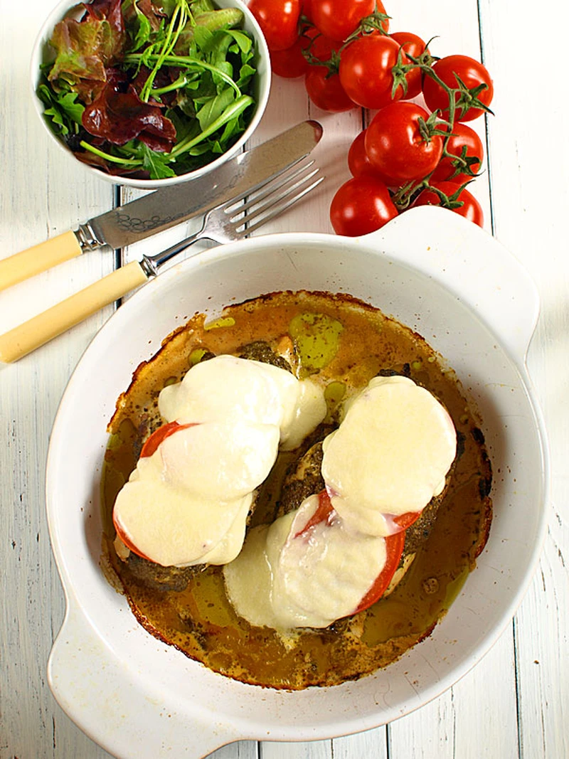 Pieczone piersi kurczaka z pesto, pomidorami i mozarellą