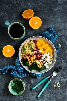 Buddha bowl ze szpinakiem, serem feta i pomarańczą
