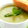 ZUPA-KREM Z ZIELONEGO GROSZKU Z MIĘTĄ