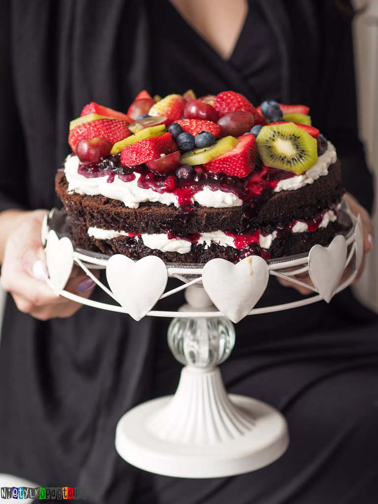 Tort czekoladowy z owocami leśnymi