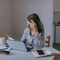 Tak reaguje ciało kobiety na stres emocjonalny! Na liście są nawet problemy skórne