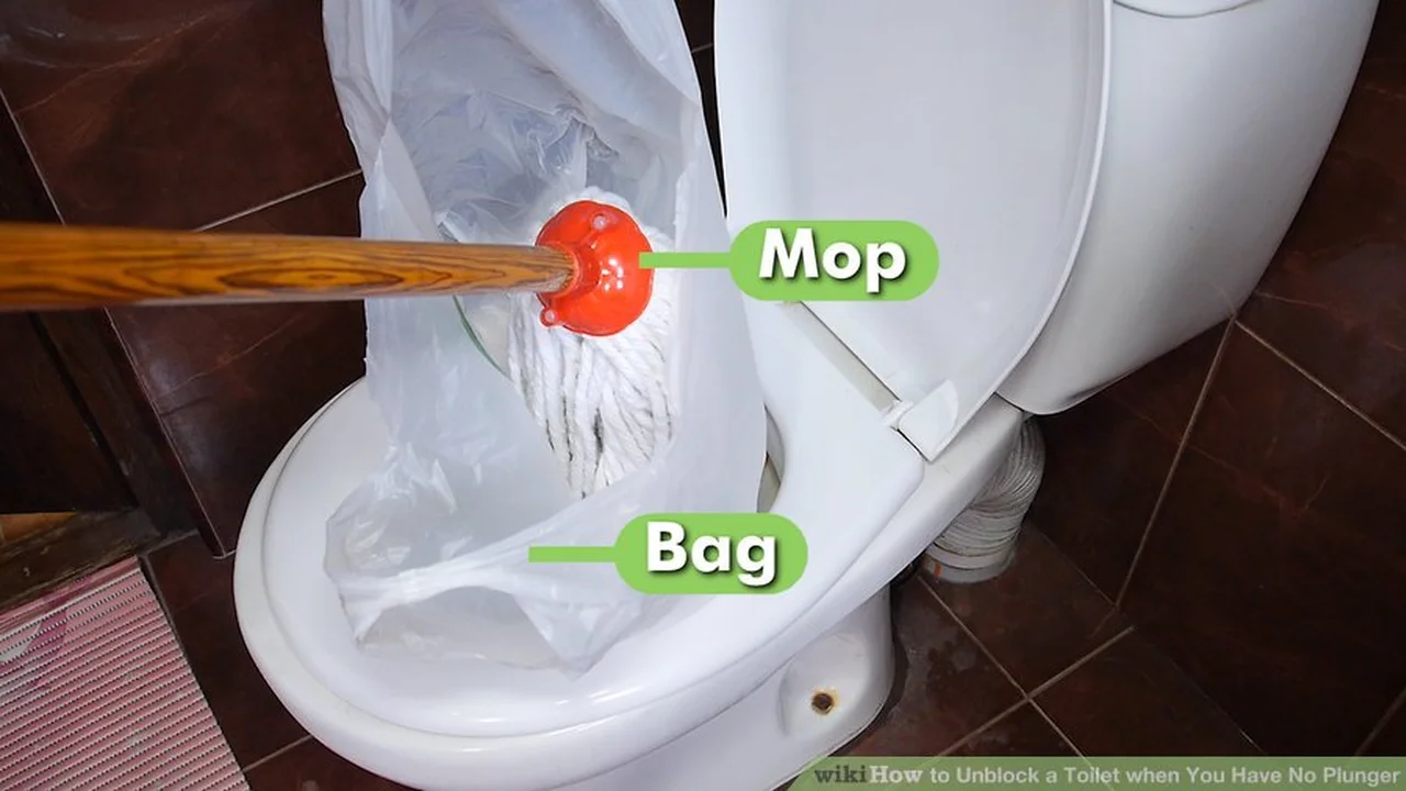 Jak odetkać toaletę bez przepychacza? 5 świetnych trików!