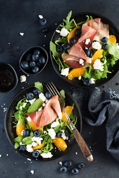 Sałatka z rukolą, szynką parmeńską, borówkami i serem feta
