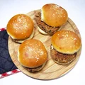 WTOREK: HAMBURGERY Z BOCZNIAKÓW, KASZY I FASOLI