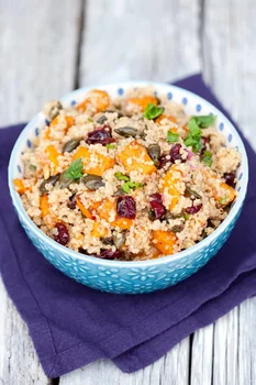 Sałatka z pieczoną dynią, quinoa i żurawiną