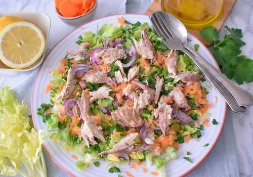 Sałatka z selerem naciowym i wędzoną makrelą