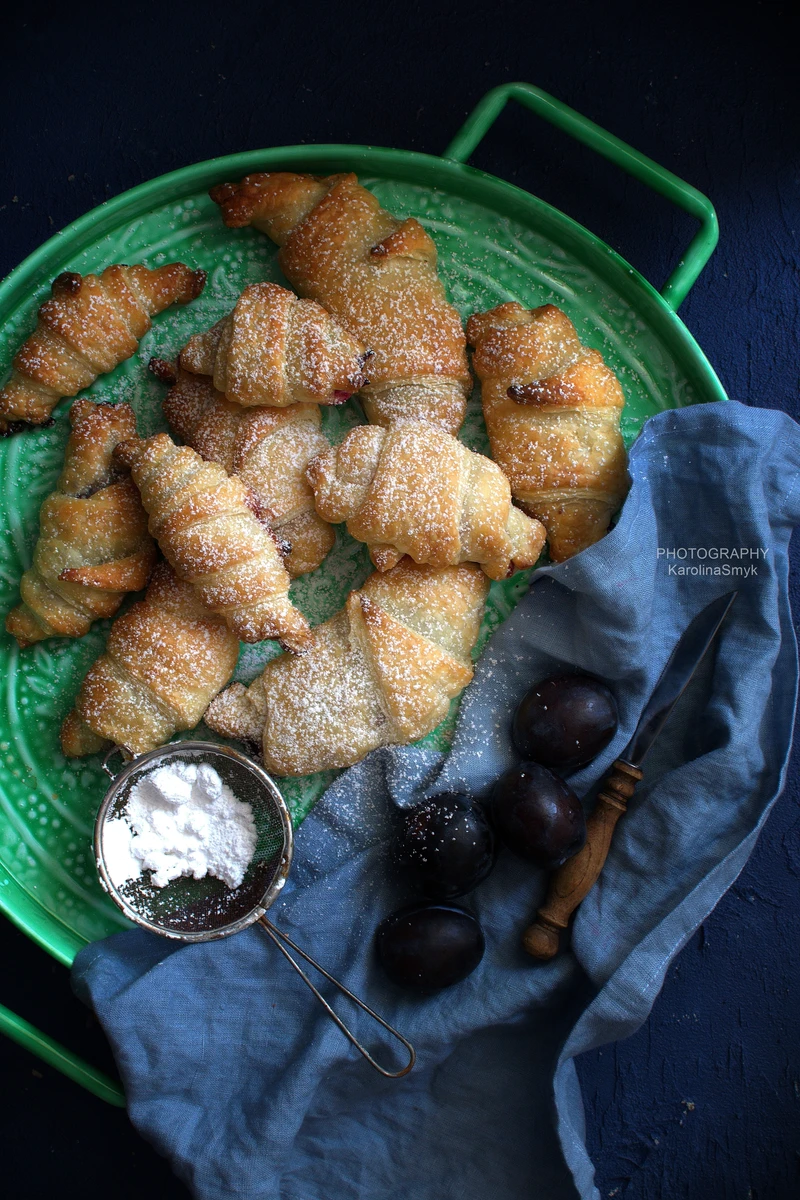 ROGALIKI W 10 MINUT! CROISSANTY ZE ŚLIWKAMI I CZEKOLADĄ.