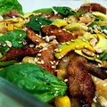 fit: orientalna sałatka z makaronem ryżowym i wieprzowiną teriyaki