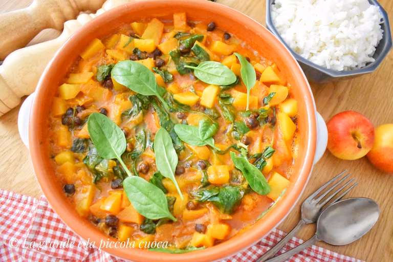 Curry z dynią, ziemniakami, jabłkami i ciecierzycą