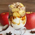 Jogurt z prażonymi jabłkami i płatkami orkiszowymi