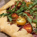 Galette z szynką parmeńską i pomidorkami koktajlowymi