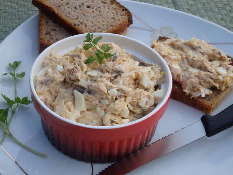 Pasta z wędzonej makreli z jajkiem i cebulką