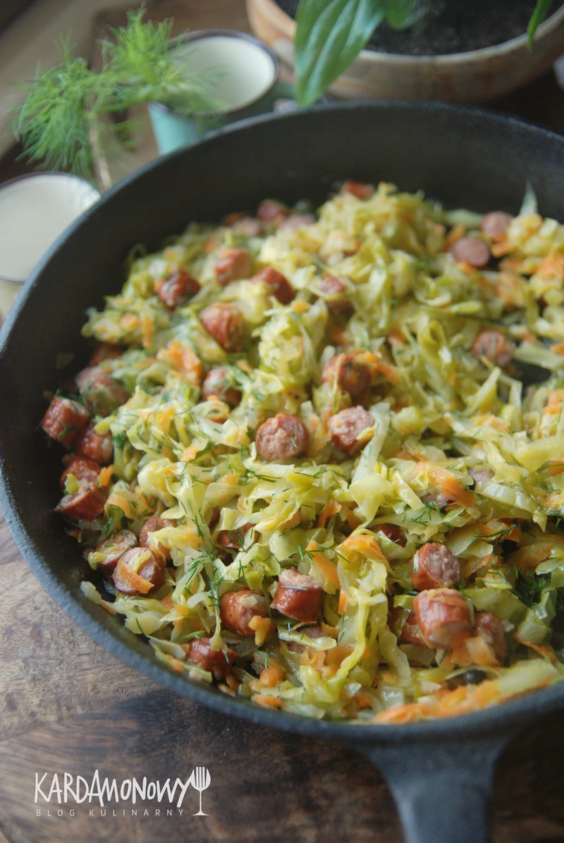 Bigos z młodej kapusty i kiełbasy