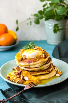 Klasyczne pancakes z pomarańczami i migdałami