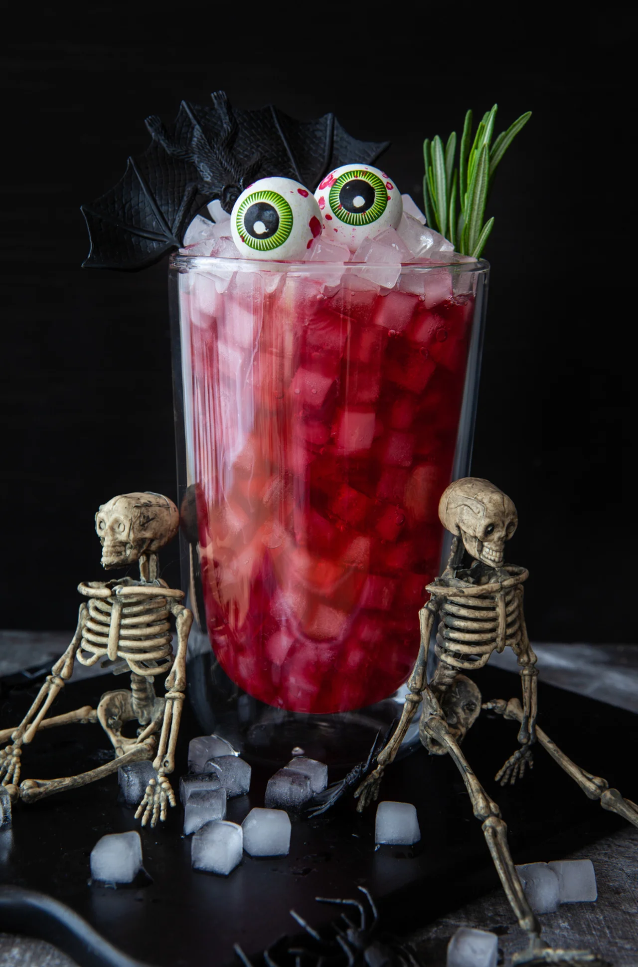 Halloweenowy drink z granatem i rozmarynem! Nieziemsko straszny i pyszny jednocześnie