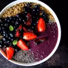 Śniadaniowa miska smoothie z jagód. Smoothie bowl