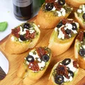Zapiekana bruschetta z pesto, oliwkami i fetą - hit imprezowy!