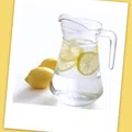 10 powodów, dla których warto pić ciepłą wodę z cytryną o poranku