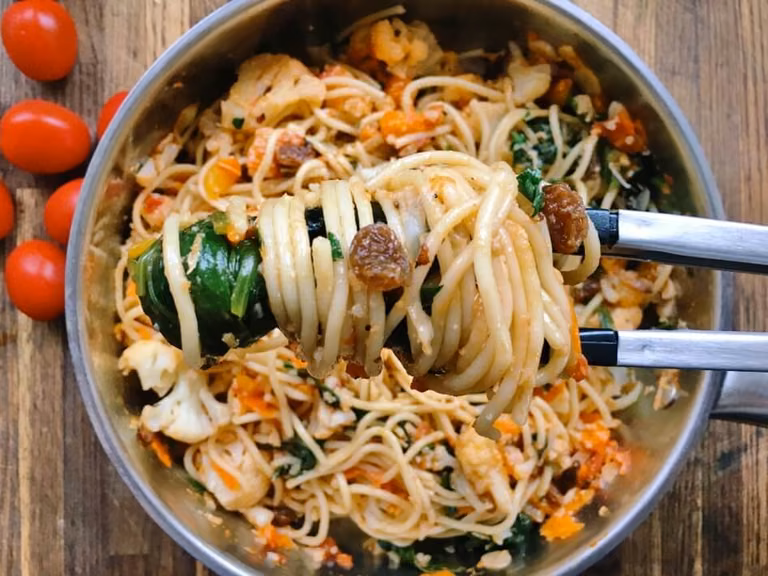 SYCYLIJSKA PASTA Z KALAFIOREM, RODZYNKAMI I ORZECHAMI