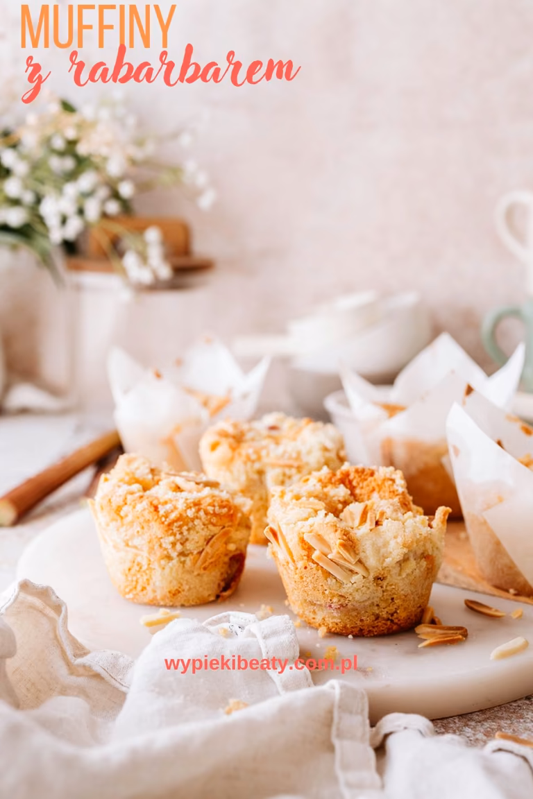 Migdałowe muffiny z rabarbarem - przepis - Wypieki Beaty