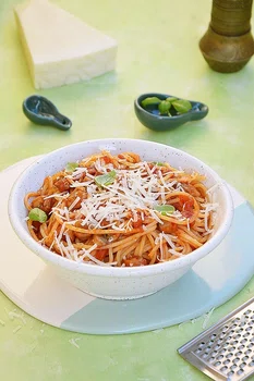 Spaghetti z pomidorami i pieczarkami