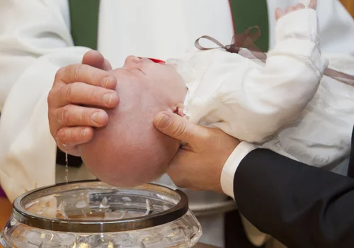 Kościół ogłasza zmiany w udzielaniu chrztów! Wyjaśniamy co się zmieni.