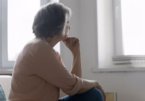 W jakim wieku ludzie są najbardziej samotni? Nie zawsze chodzi o życie w pojedynkę